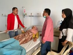 Dr. Hakim Bantu Warga Yang Mengalami Kecelakaan Usai Menghadiri Acara Tebus Beras Murah